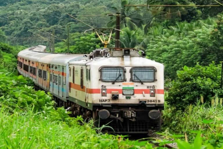 ट्रेन के गंदे वॉशरूम कैसे साफ करवाएं? Photo Credit:- X/@RailMinIndia