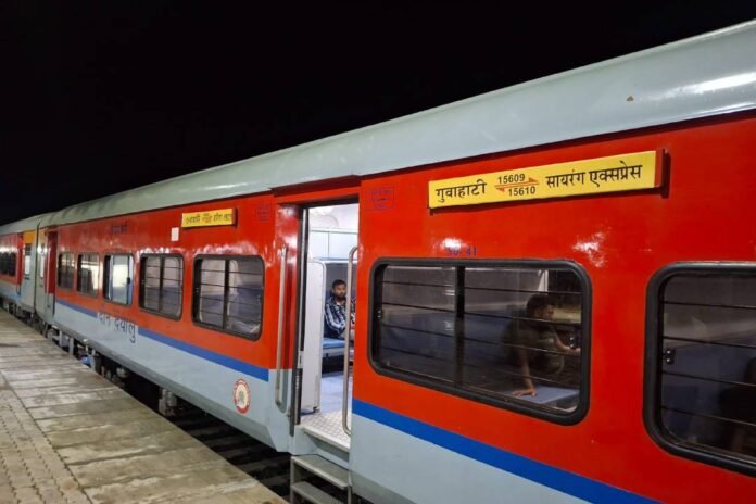 1 अक्तूबर से ट्रेन टिकट बुकिंग को लेकर नया नियम लागू हो रहा है। Photo Credit:- X/@RailMinIndia