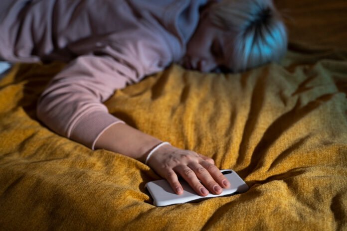 सिर के पास मोबाइल रखकर क्यों नहीं सोना चाहिए? Photo:- Freepik