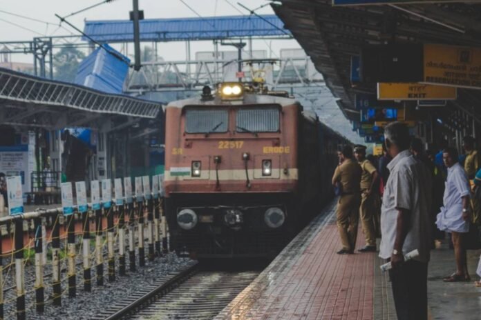 IRCTC अकाउंट से आधार लिंक कैसे करवाएं? Photo Credit:- Freepik