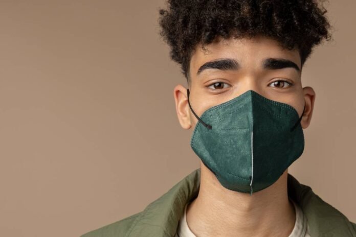 दिल्ली के प्रदूषण से बचने के लिए कौन सा मास्क इस्तेमाल करें? Photo:- Freepik